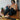 Barre de résistance utilisée pour biceps curls, calée sous les pieds
