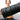 Alex Levand montre le rouleau de massage