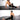 Rouleau de massage en utilisation sous la fesse